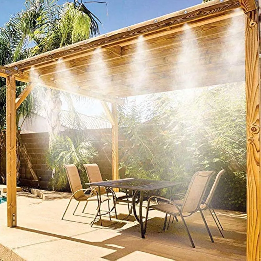 Terrasse en bois avec plantes en pot, un brumisateur diffuse une fine brume visible au soleil du soir