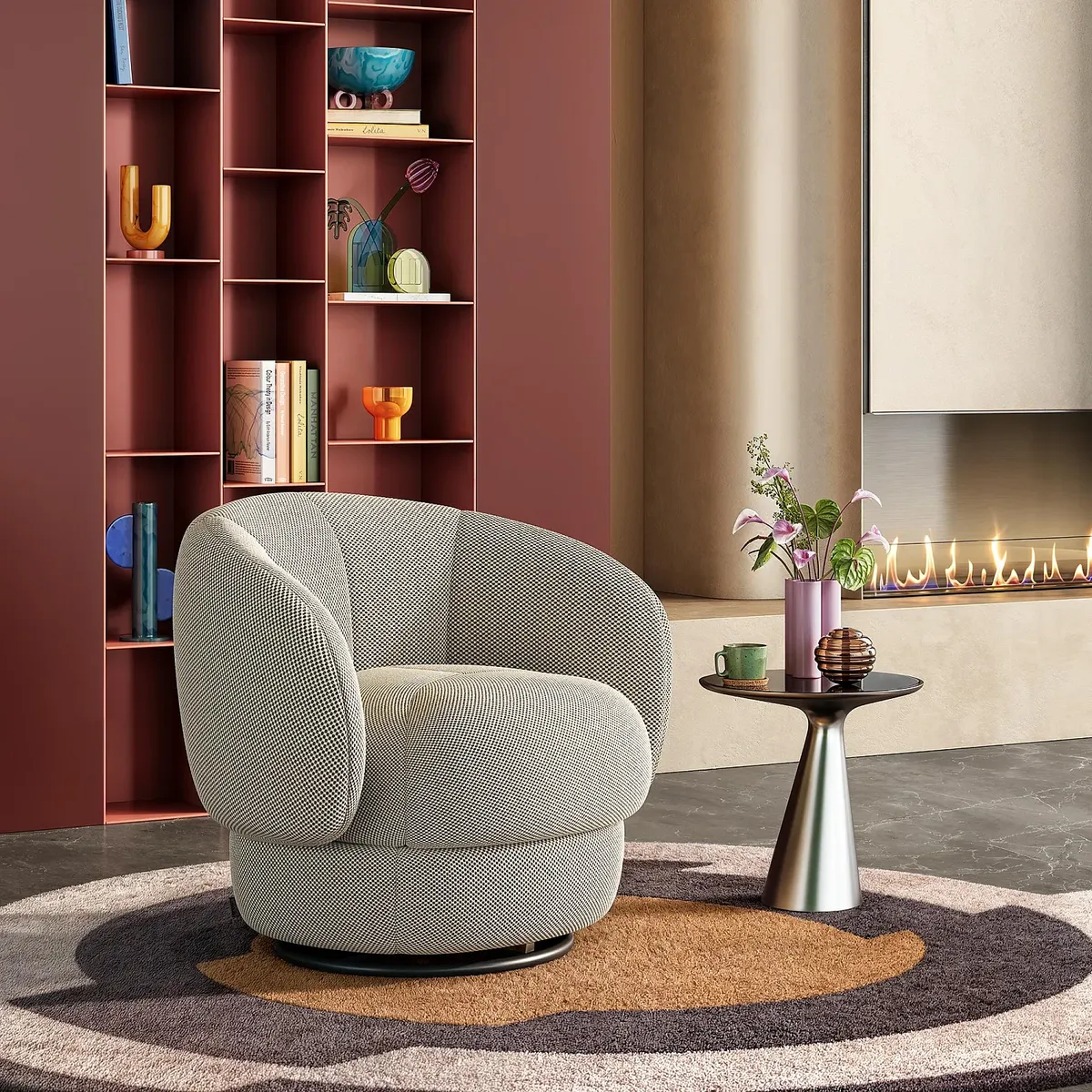 Un fauteuil pivotant recouvert de laine bouclée crème, posé dans un salon aux murs blancs avec une fenêtre donnant sur la mer