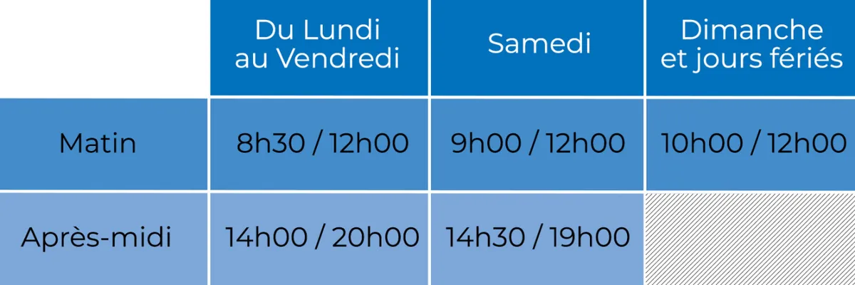 Une pelouse verte soigneusement tondue au petit matin, avec la lumière douce du soleil et une maison en arrière-plan